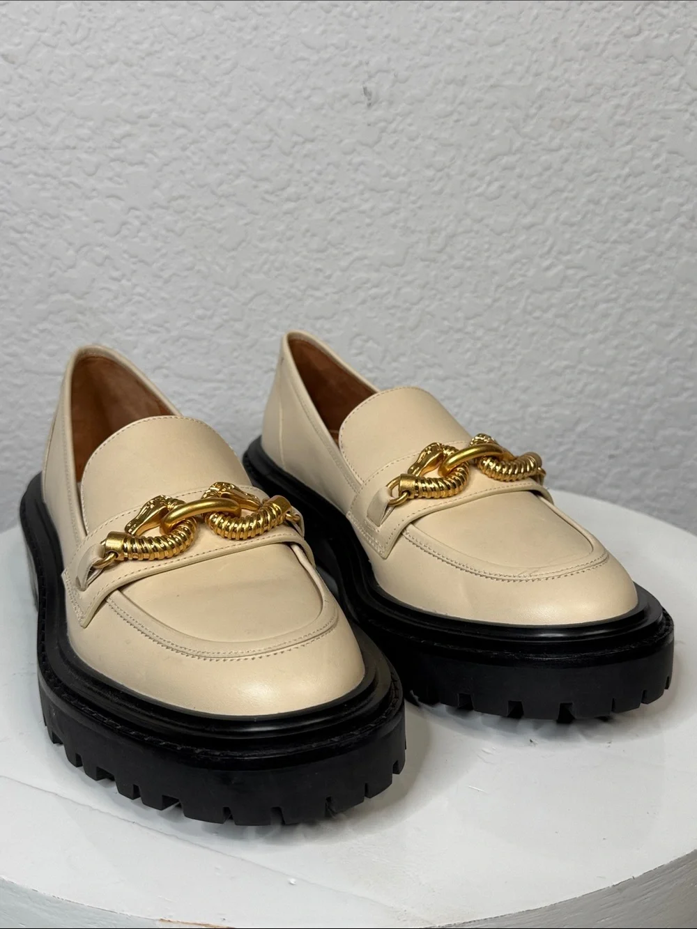 TORY BURCH JESSA CREAM LEATHER LUG SOLE LOAFER EQUESTRIAN CHAIN ACCENT *NWT*